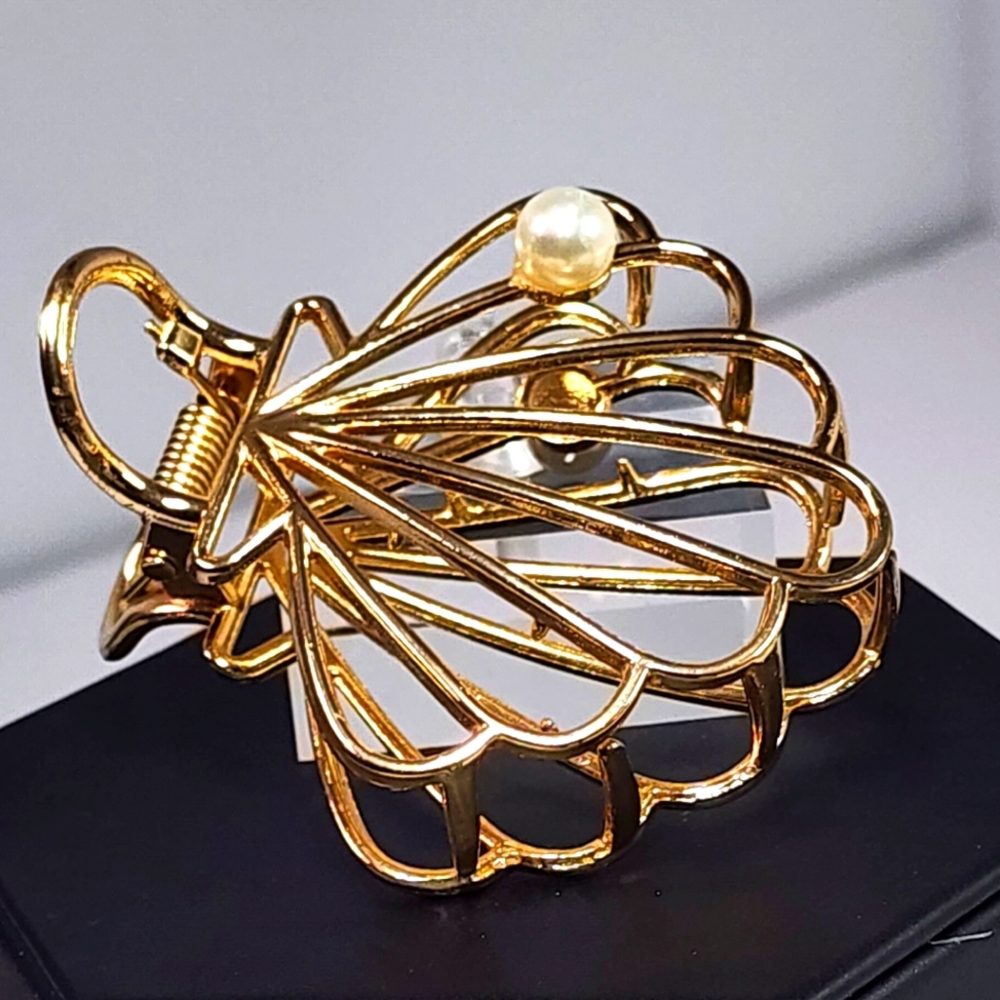 Goldtone Clam/Faux Pearl scarf clip 23079-010